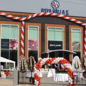  Bursa By Boss Organizasyon olarak, mağaza ve iş yeri açılışlarınızı unutulmaz bir şölene dönüştürüyoruz. Balon süsleme, animatör ve palyaço kiralama, renkli maskot karakterler, profesyonel sunucular, kırmızı halı serimi, ses sistemi kurulumu ve daha fazlasıyla yanınızdayız. 🔹 Balon Süsleme: Mekâna özel, marka renklerinize uygun dikkat çekici balon süsleme tasarımları 🔹 Animatör ve Palyaço Kiralama: Çocukların eğlencesini ikiye katlayan profesyonel ekip 🔹 Maskot Kiralama: İlgi çeken maskot karakterlerle açılışınıza renk katın 🔹 Sunucu Temini: Enerjik, etkili sunumlarla davetlileri karşılayan deneyimli sunucular 🔹 Kırmızı Halı ve Yol Süslemesi: Açılışınıza prestijli bir dokunuş 🔹 Ses Sistemi ve DJ Hizmeti: Kaliteli ses düzeni ve müzik ile profesyonel atmosfer