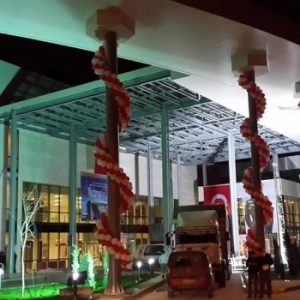 By Boss Organizasyon olarak, mağaza ve iş yeri açılışlarınızı unutulmaz bir şölene dönüştürüyoruz. Balon süsleme, animatör ve palyaço kiralama, renkli maskot karakterler, profesyonel sunucular, kırmızı halı serimi, ses sistemi kurulumu ve daha fazlasıyla yanınızdayız. 🔹 Balon Süsleme: Mekâna özel, marka renklerinize uygun dikkat çekici balon süsleme tasarımları 🔹 Animatör ve Palyaço Kiralama: Çocukların eğlencesini ikiye katlayan profesyonel ekip 🔹 Maskot Kiralama: İlgi çeken maskot karakterlerle açılışınıza renk katın 🔹 Sunucu Temini: Enerjik, etkili sunumlarla davetlileri karşılayan deneyimli sunucular 🔹 Kırmızı Halı ve Yol Süslemesi: Açılışınıza prestijli bir dokunuş 🔹 Ses Sistemi ve DJ Hizmeti: Kaliteli ses düzeni ve müzik ile profesyonel atmosfer