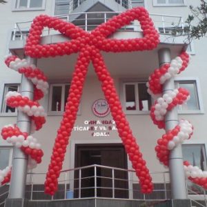 By Boss Organizasyon olarak, mağaza ve iş yeri açılışlarınızı unutulmaz bir şölene dönüştürüyoruz. Balon süsleme, animatör ve palyaço kiralama, renkli maskot karakterler, profesyonel sunucular, kırmızı halı serimi, ses sistemi kurulumu ve daha fazlasıyla yanınızdayız. 🔹 Balon Süsleme: Mekâna özel, marka renklerinize uygun dikkat çekici balon süsleme tasarımları 🔹 Animatör ve Palyaço Kiralama: Çocukların eğlencesini ikiye katlayan profesyonel ekip 🔹 Maskot Kiralama: İlgi çeken maskot karakterlerle açılışınıza renk katın 🔹 Sunucu Temini: Enerjik, etkili sunumlarla davetlileri karşılayan deneyimli sunucular 🔹 Kırmızı Halı ve Yol Süslemesi: Açılışınıza prestijli bir dokunuş 🔹 Ses Sistemi ve DJ Hizmeti: Kaliteli ses düzeni ve müzik ile profesyonel atmosfer