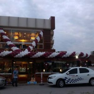 By Boss Organizasyon olarak, mağaza ve iş yeri açılışlarınızı unutulmaz bir şölene dönüştürüyoruz. Balon süsleme, animatör ve palyaço kiralama, renkli maskot karakterler, profesyonel sunucular, kırmızı halı serimi, ses sistemi kurulumu ve daha fazlasıyla yanınızdayız. 🔹 Balon Süsleme: Mekâna özel, marka renklerinize uygun dikkat çekici balon süsleme tasarımları 🔹 Animatör ve Palyaço Kiralama: Çocukların eğlencesini ikiye katlayan profesyonel ekip 🔹 Maskot Kiralama: İlgi çeken maskot karakterlerle açılışınıza renk katın 🔹 Sunucu Temini: Enerjik, etkili sunumlarla davetlileri karşılayan deneyimli sunucular 🔹 Kırmızı Halı ve Yol Süslemesi: Açılışınıza prestijli bir dokunuş 🔹 Ses Sistemi ve DJ Hizmeti: Kaliteli ses düzeni ve müzik ile profesyonel atmosfer